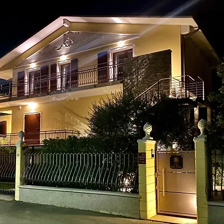 Elena Desenzano del Garda